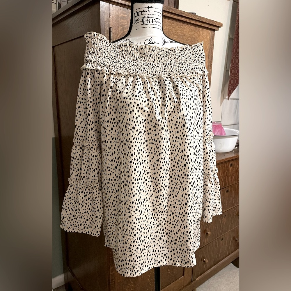 Off the shoulder top with wide sleeves at the wrist! Never worn!